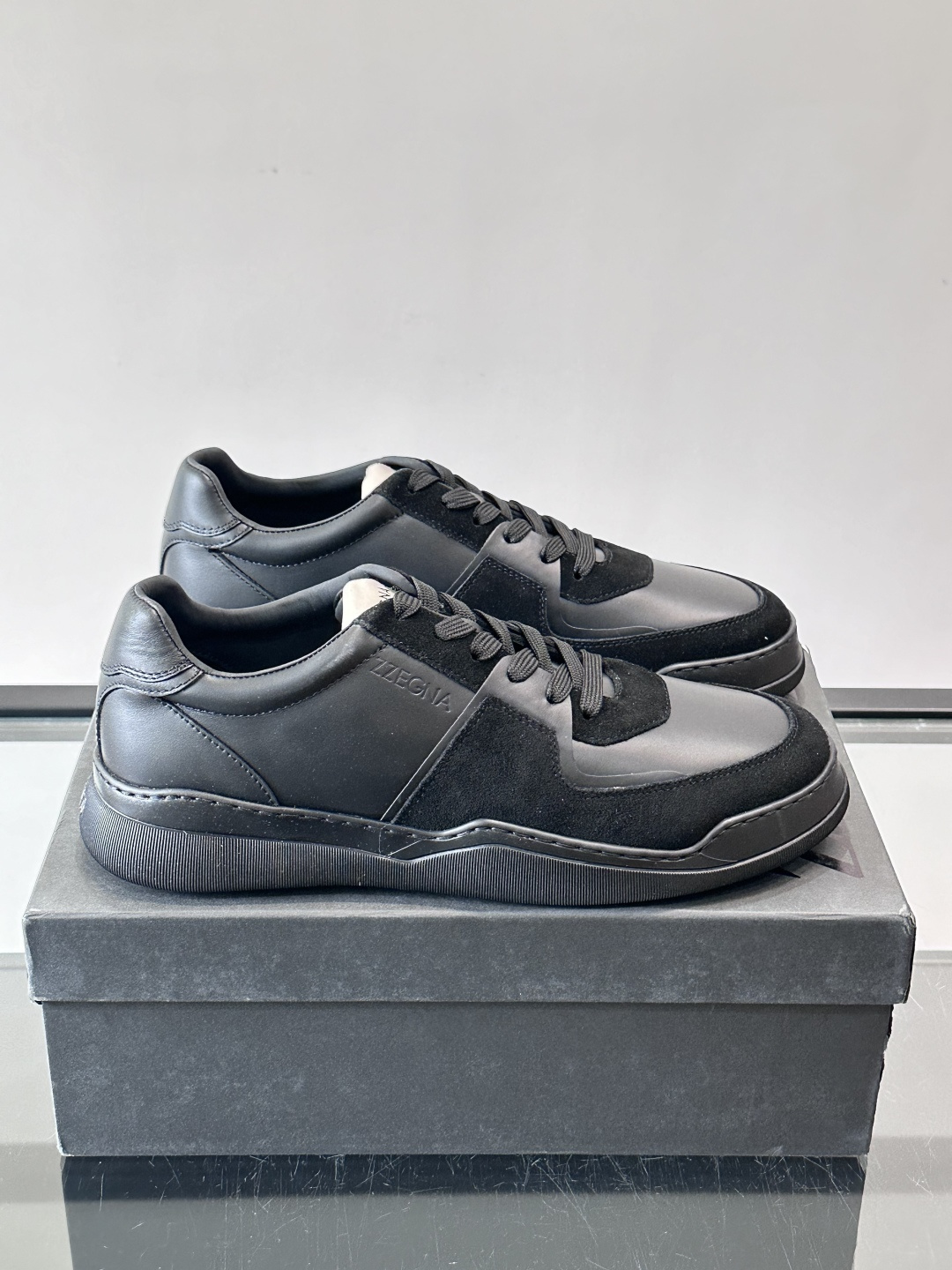 ZEGNA这款低帮男士休闲鞋，皮革➕麂皮拼接，质感层次感满分！鞋面简约，品牌标识低调，日常通勤或休闲都能