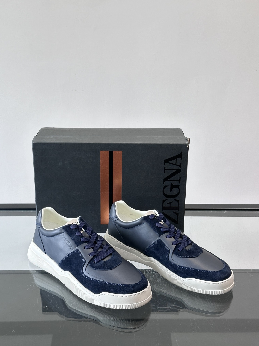 ZEGNA这款低帮男士休闲鞋，皮革➕麂皮拼接，质感层次感满分！鞋面简约，品牌标识低调，日常通勤或休闲都能