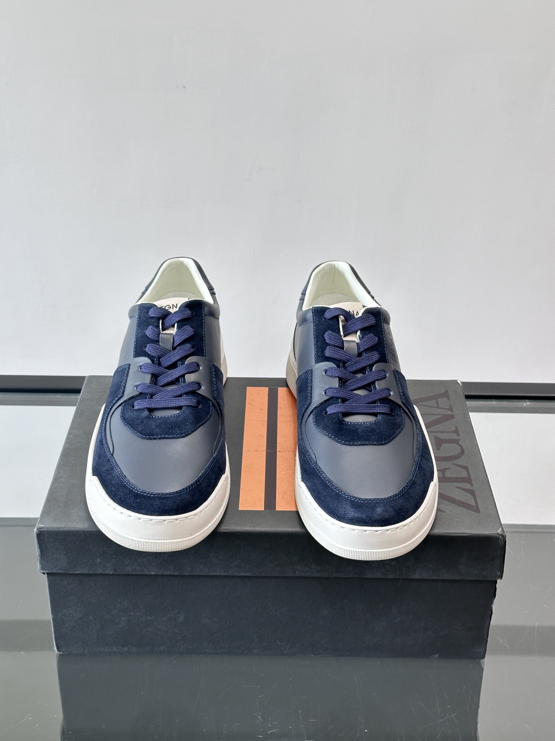 ZEGNA这款低帮男士休闲鞋，皮革➕麂皮拼接，质感层次感满分！鞋面简约，品牌标识低调，日常通勤或休闲都能