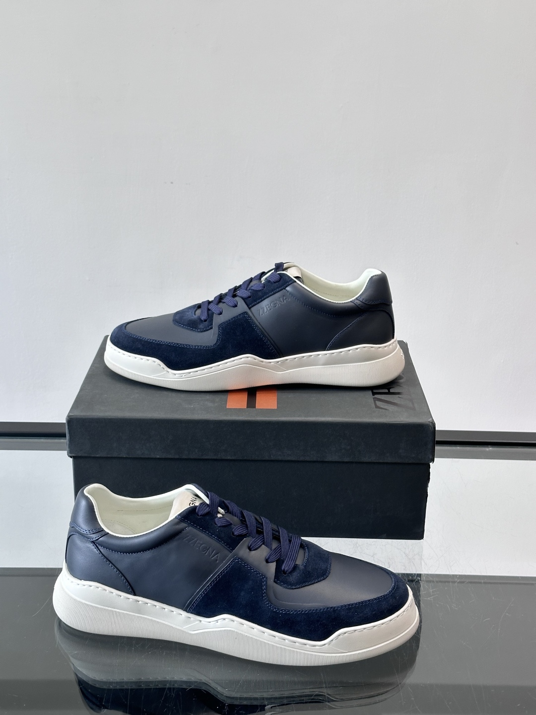 ZEGNA这款低帮男士休闲鞋，皮革➕麂皮拼接，质感层次感满分！鞋面简约，品牌标识低调，日常通勤或休闲都能