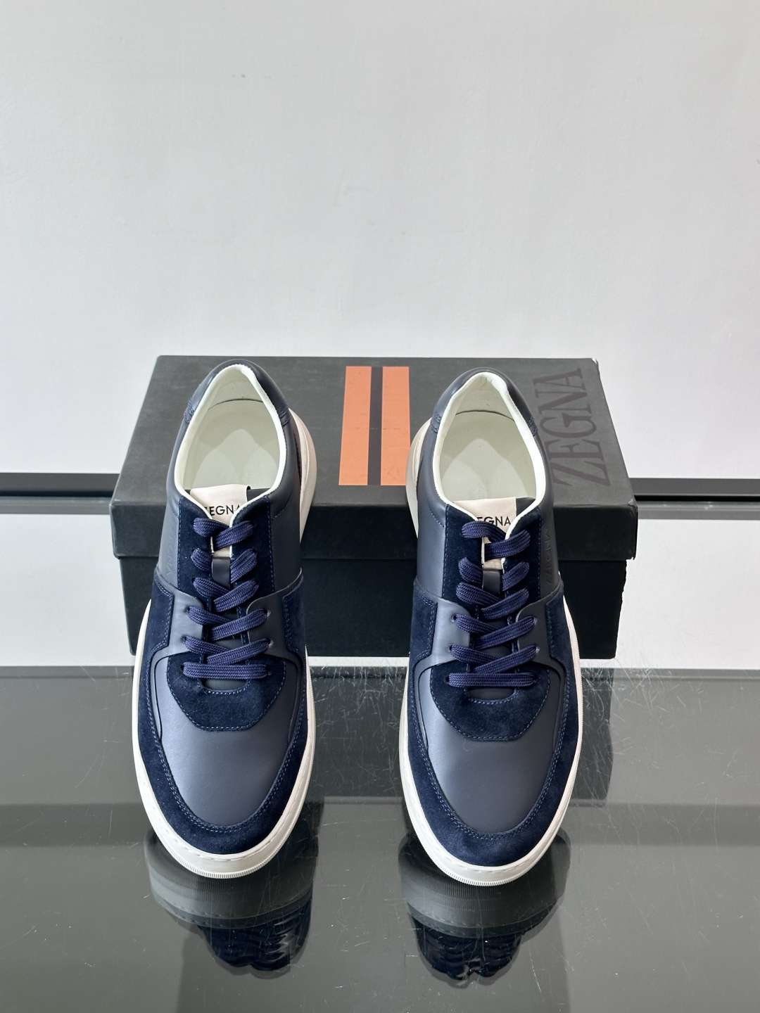 ZEGNA这款低帮男士休闲鞋，皮革➕麂皮拼接，质感层次感满分！鞋面简约，品牌标识低调，日常通勤或休闲都能