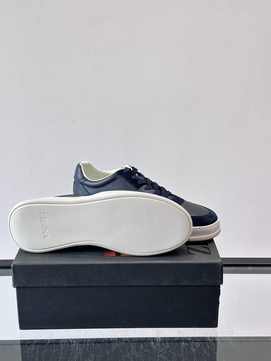 ZEGNA这款低帮男士休闲鞋，皮革➕麂皮拼接，质感层次感满分！鞋面简约，品牌标识低调，日常通勤或休闲都能