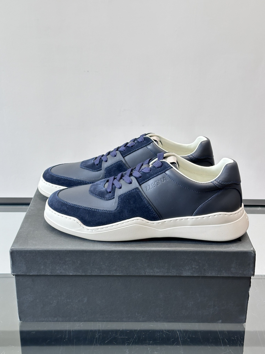 ZEGNA这款低帮男士休闲鞋，皮革➕麂皮拼接，质感层次感满分！鞋面简约，品牌标识低调，日常通勤或休闲都能