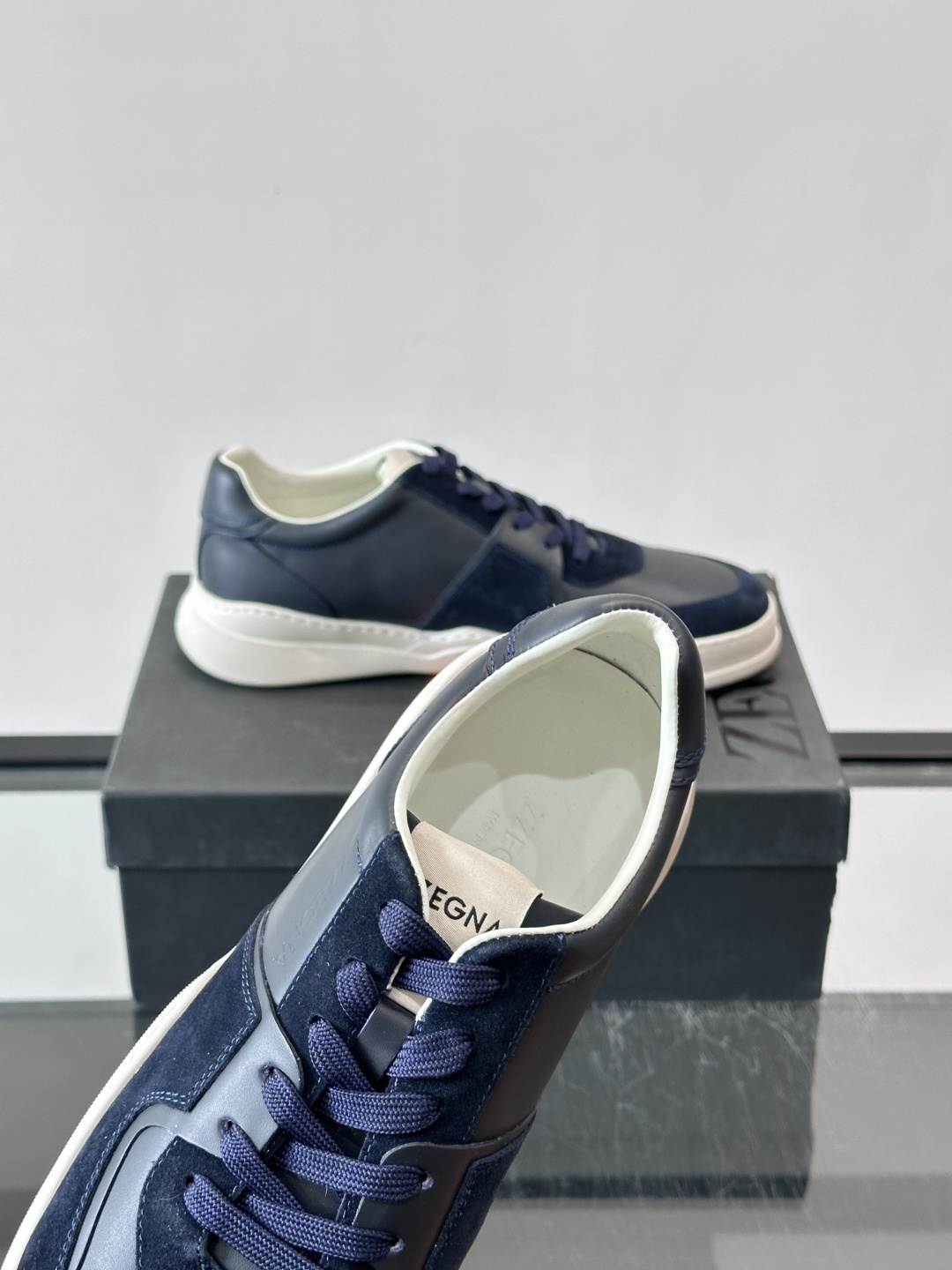 ZEGNA这款低帮男士休闲鞋，皮革➕麂皮拼接，质感层次感满分！鞋面简约，品牌标识低调，日常通勤或休闲都能