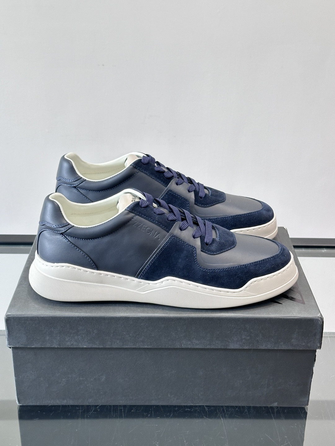 ZEGNA这款低帮男士休闲鞋，皮革➕麂皮拼接，质感层次感满分！鞋面简约，品牌标识低调，日常通勤或休闲都能