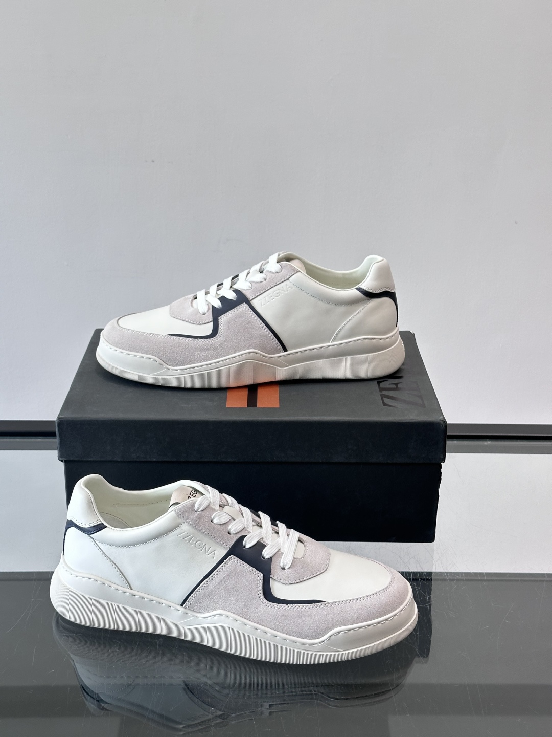 ZEGNA这款低帮男士休闲鞋，皮革➕麂皮拼接，质感层次感满分！鞋面简约，品牌标识低调，日常通勤或休闲都能