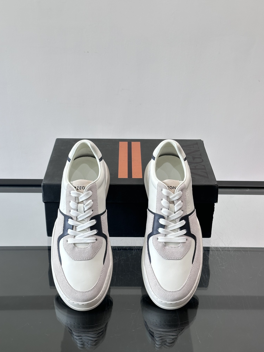 ZEGNA这款低帮男士休闲鞋，皮革➕麂皮拼接，质感层次感满分！鞋面简约，品牌标识低调，日常通勤或休闲都能