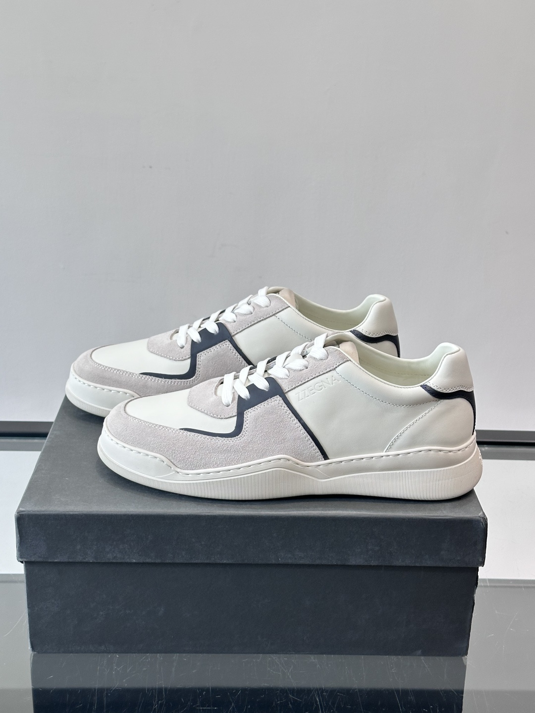 ZEGNA这款低帮男士休闲鞋，皮革➕麂皮拼接，质感层次感满分！鞋面简约，品牌标识低调，日常通勤或休闲都能