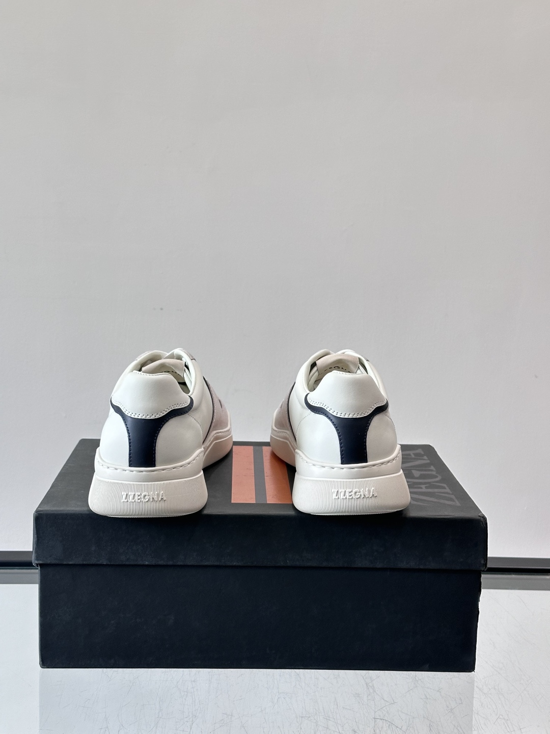 ZEGNA这款低帮男士休闲鞋，皮革➕麂皮拼接，质感层次感满分！鞋面简约，品牌标识低调，日常通勤或休闲都能