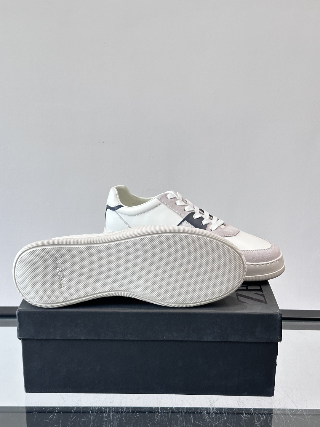 ZEGNA这款低帮男士休闲鞋，皮革➕麂皮拼接，质感层次感满分！鞋面简约，品牌标识低调，日常通勤或休闲都能