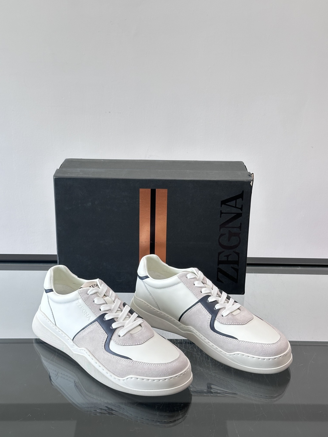 ZEGNA这款低帮男士休闲鞋，皮革➕麂皮拼接，质感层次感满分！鞋面简约，品牌标识低调，日常通勤或休闲都能