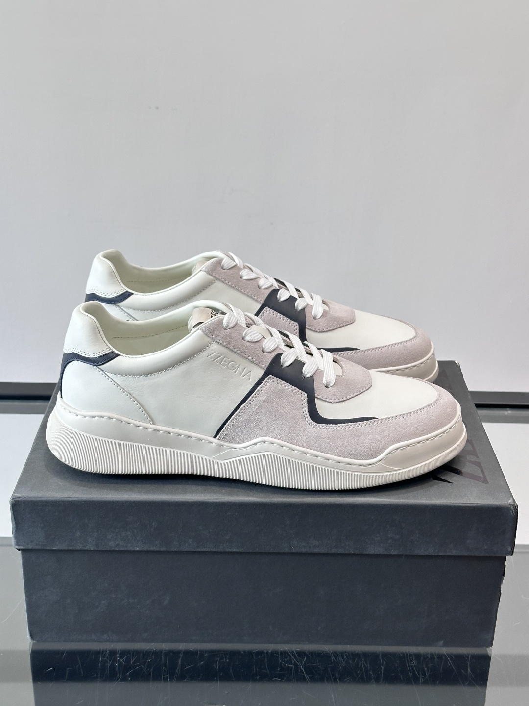 ZEGNA这款低帮男士休闲鞋，皮革➕麂皮拼接，质感层次感满分！鞋面简约，品牌标识低调，日常通勤或休闲都能