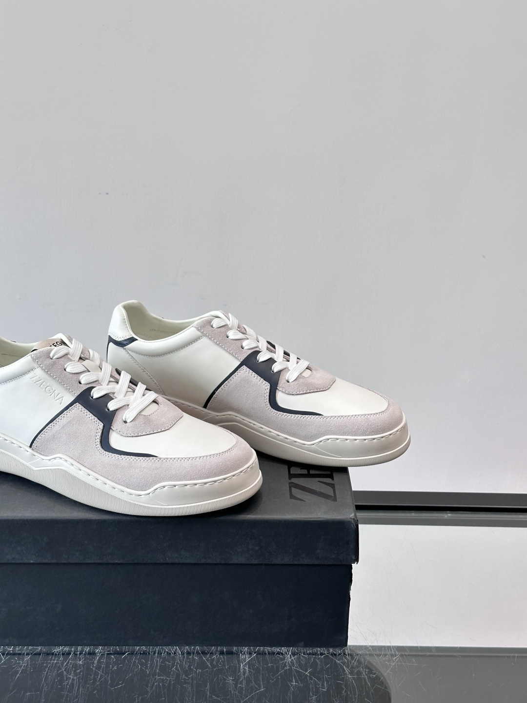 ZEGNA这款低帮男士休闲鞋，皮革➕麂皮拼接，质感层次感满分！鞋面简约，品牌标识低调，日常通勤或休闲都能