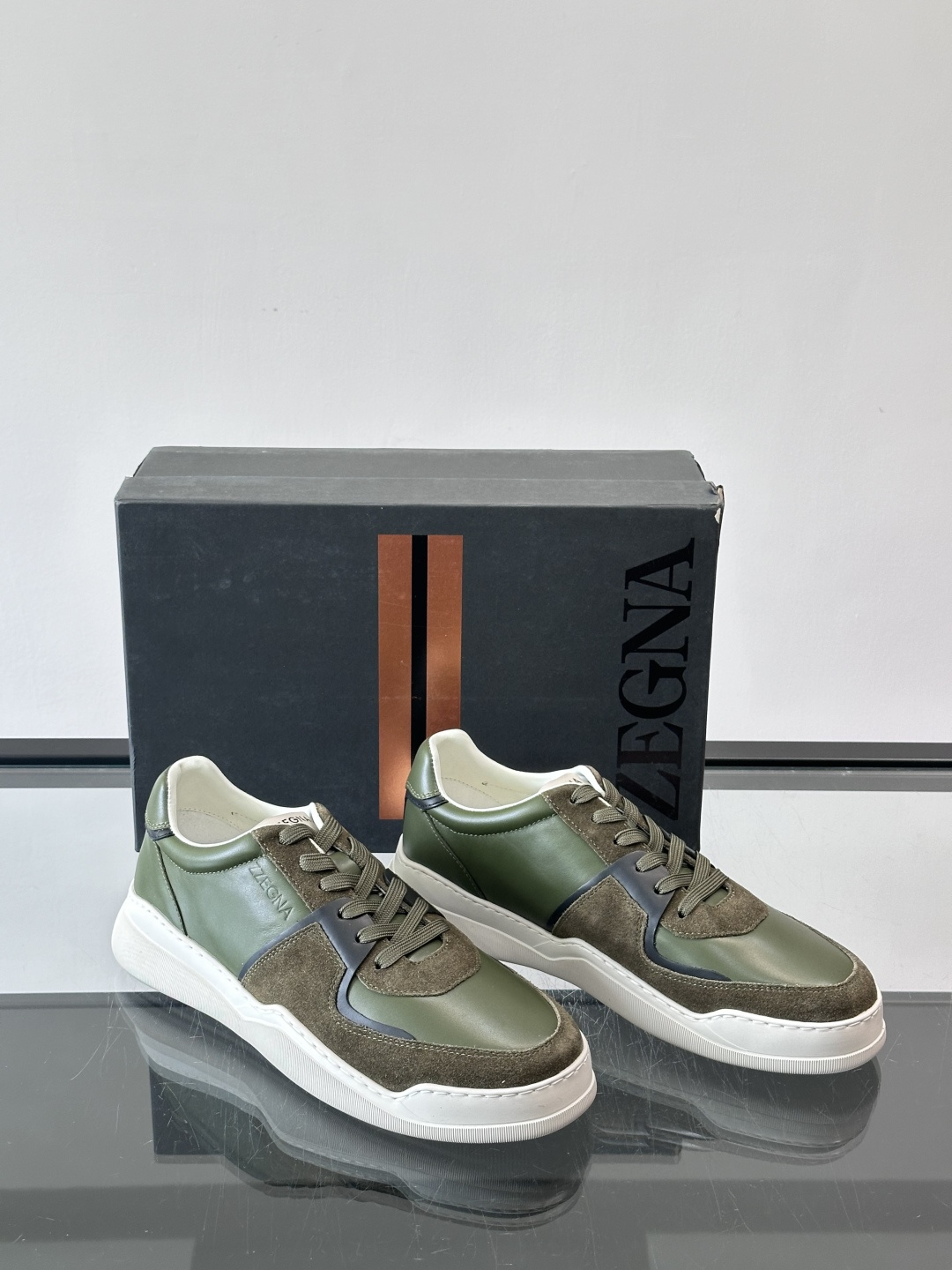 ZEGNA这款低帮男士休闲鞋，皮革➕麂皮拼接，质感层次感满分！鞋面简约，品牌标识低调，日常通勤或休闲都能