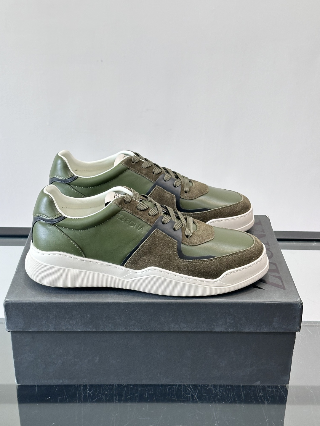 ZEGNA这款低帮男士休闲鞋，皮革➕麂皮拼接，质感层次感满分！鞋面简约，品牌标识低调，日常通勤或休闲都能