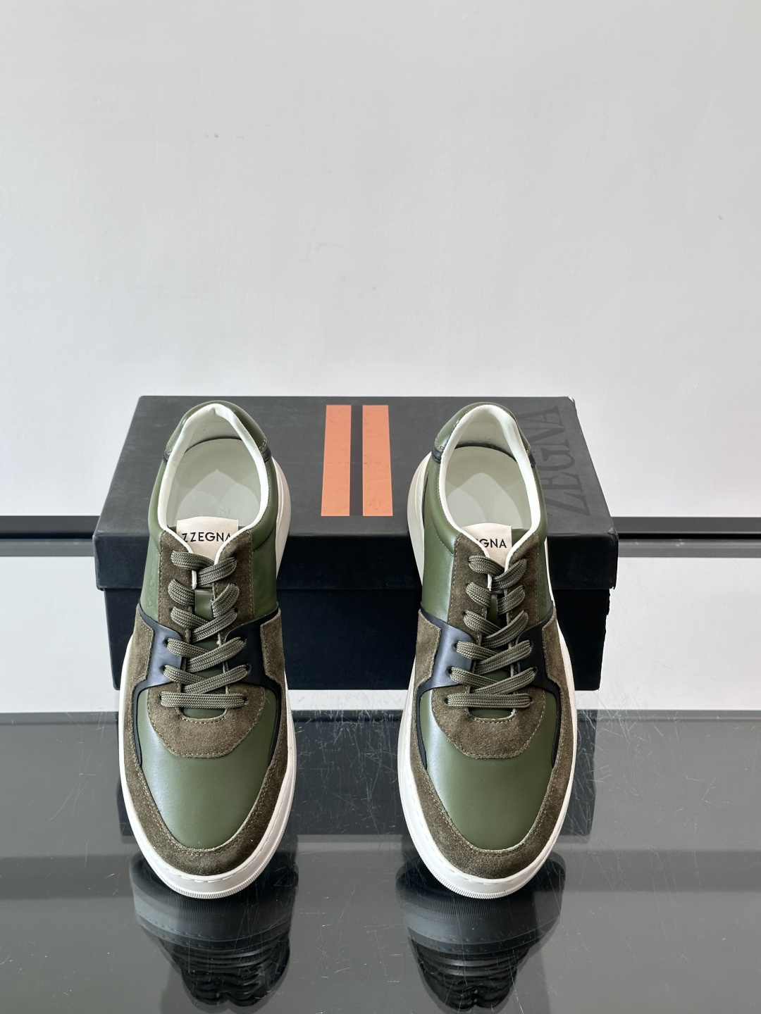 ZEGNA这款低帮男士休闲鞋，皮革➕麂皮拼接，质感层次感满分！鞋面简约，品牌标识低调，日常通勤或休闲都能