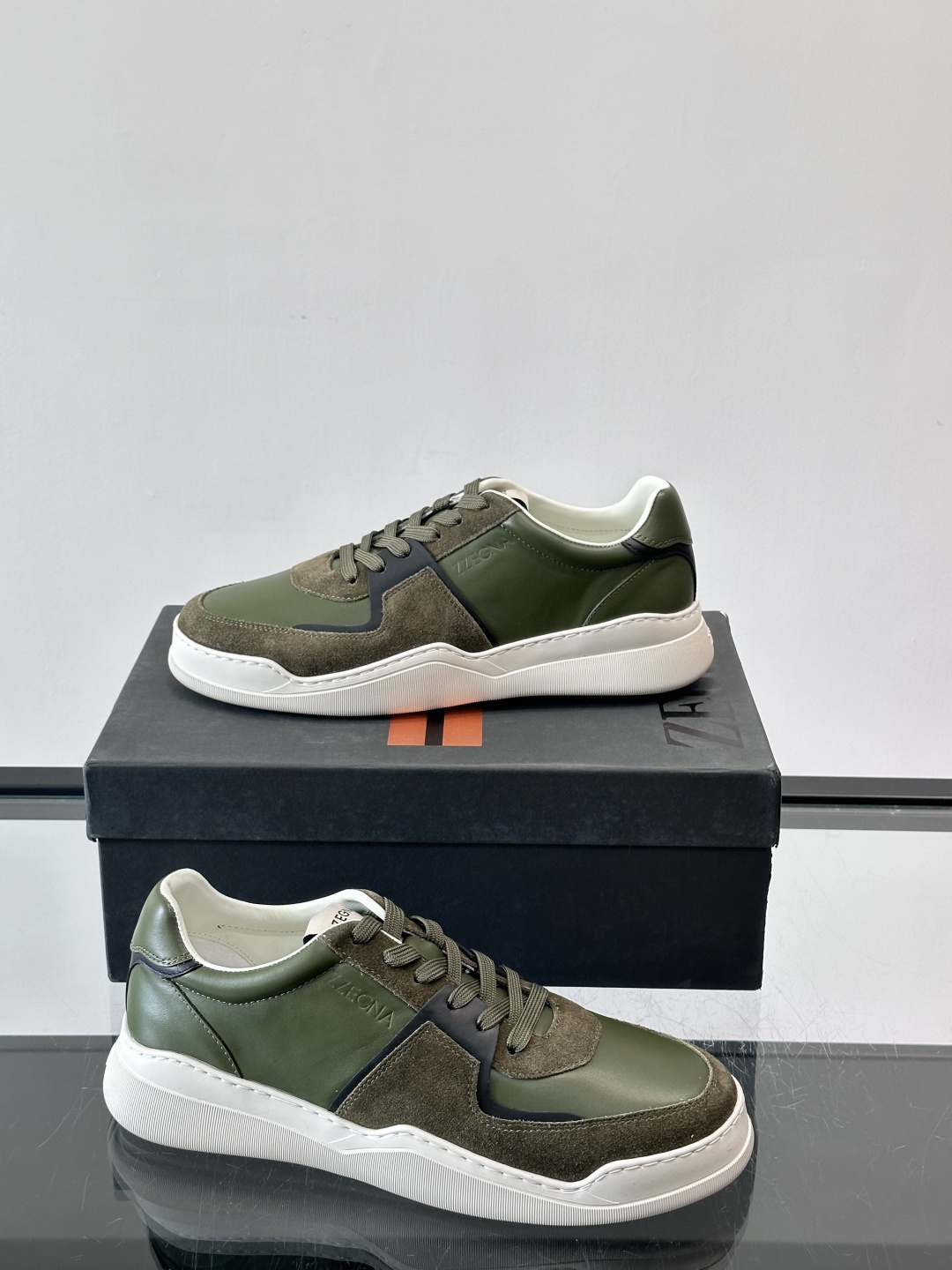 ZEGNA这款低帮男士休闲鞋，皮革➕麂皮拼接，质感层次感满分！鞋面简约，品牌标识低调，日常通勤或休闲都能