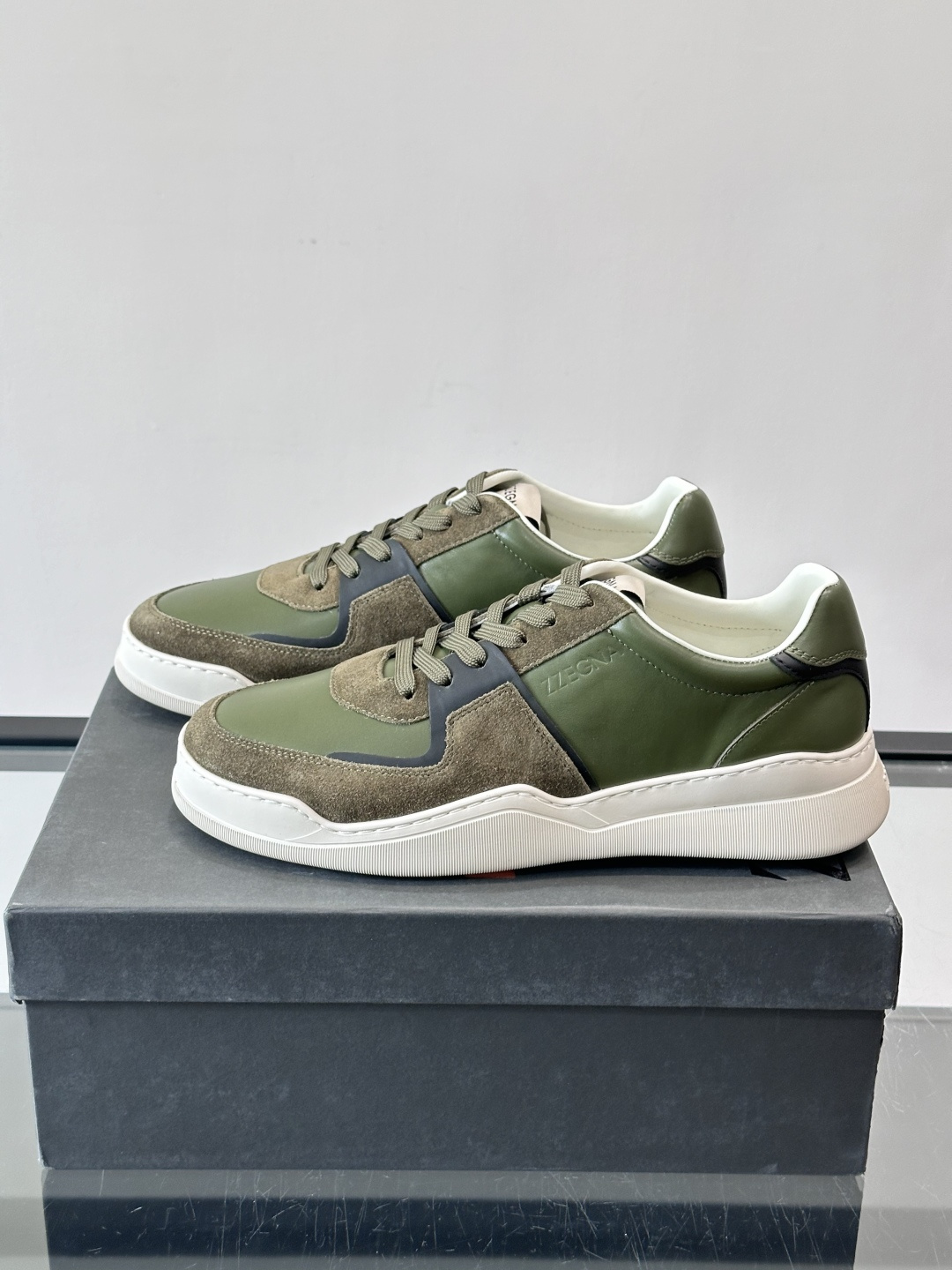 ZEGNA这款低帮男士休闲鞋，皮革➕麂皮拼接，质感层次感满分！鞋面简约，品牌标识低调，日常通勤或休闲都能