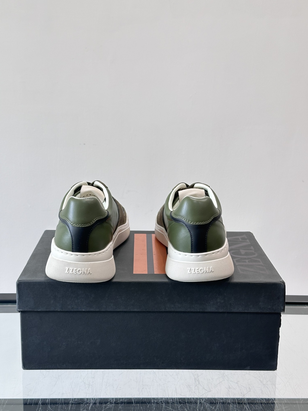 ZEGNA这款低帮男士休闲鞋，皮革➕麂皮拼接，质感层次感满分！鞋面简约，品牌标识低调，日常通勤或休闲都能