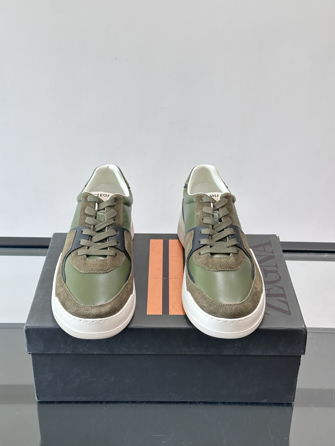 ZEGNA这款低帮男士休闲鞋，皮革➕麂皮拼接，质感层次感满分！鞋面简约，品牌标识低调，日常通勤或休闲都能