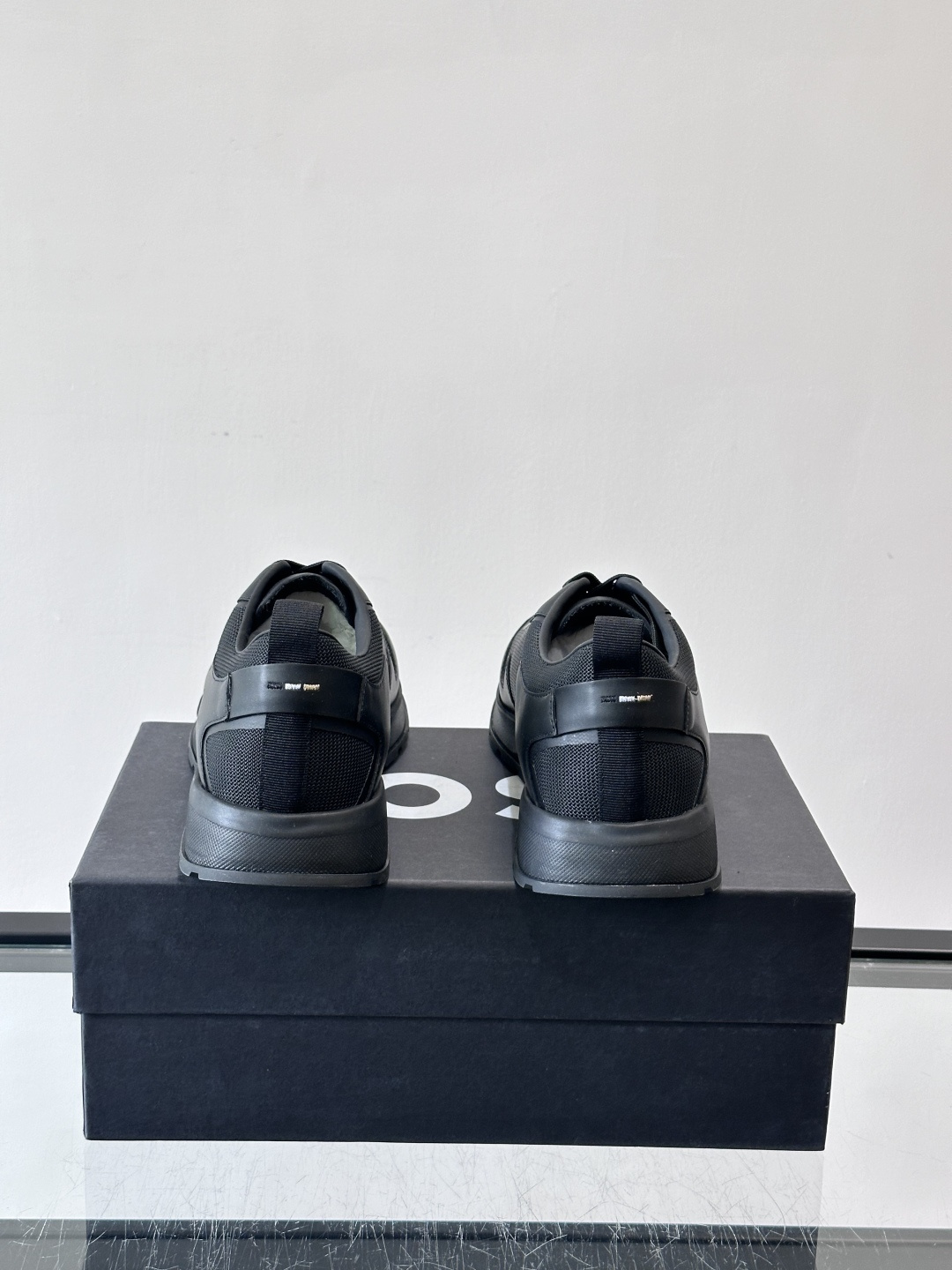 BOSS男士拼接运动鞋，网布➕皮革拼接，透气又有支撑力！白色橡胶鞋底，耐磨抓地力强，日常穿搭或轻运动都O