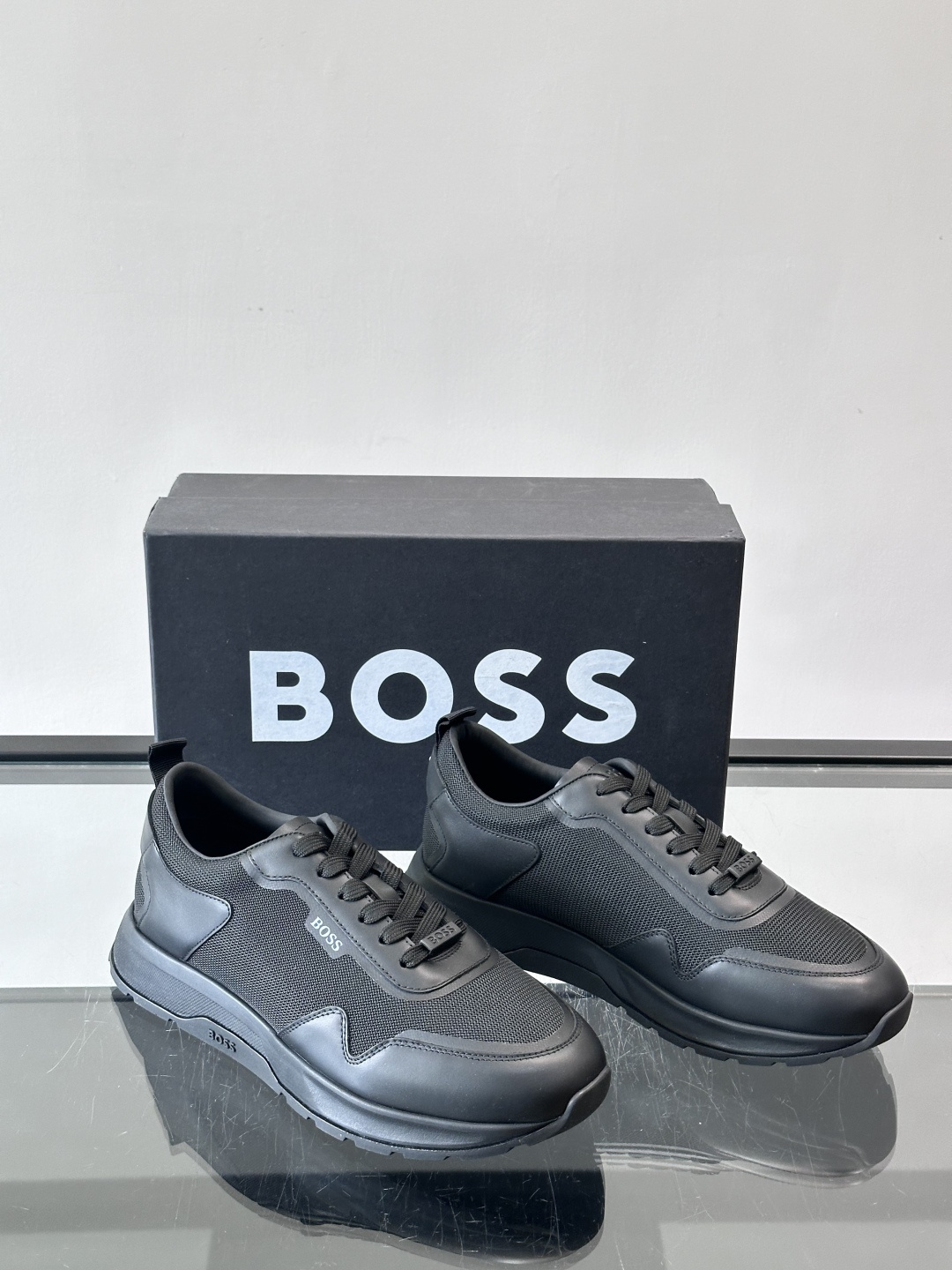 BOSS男士拼接运动鞋，网布➕皮革拼接，透气又有支撑力！白色橡胶鞋底，耐磨抓地力强，日常穿搭或轻运动都O