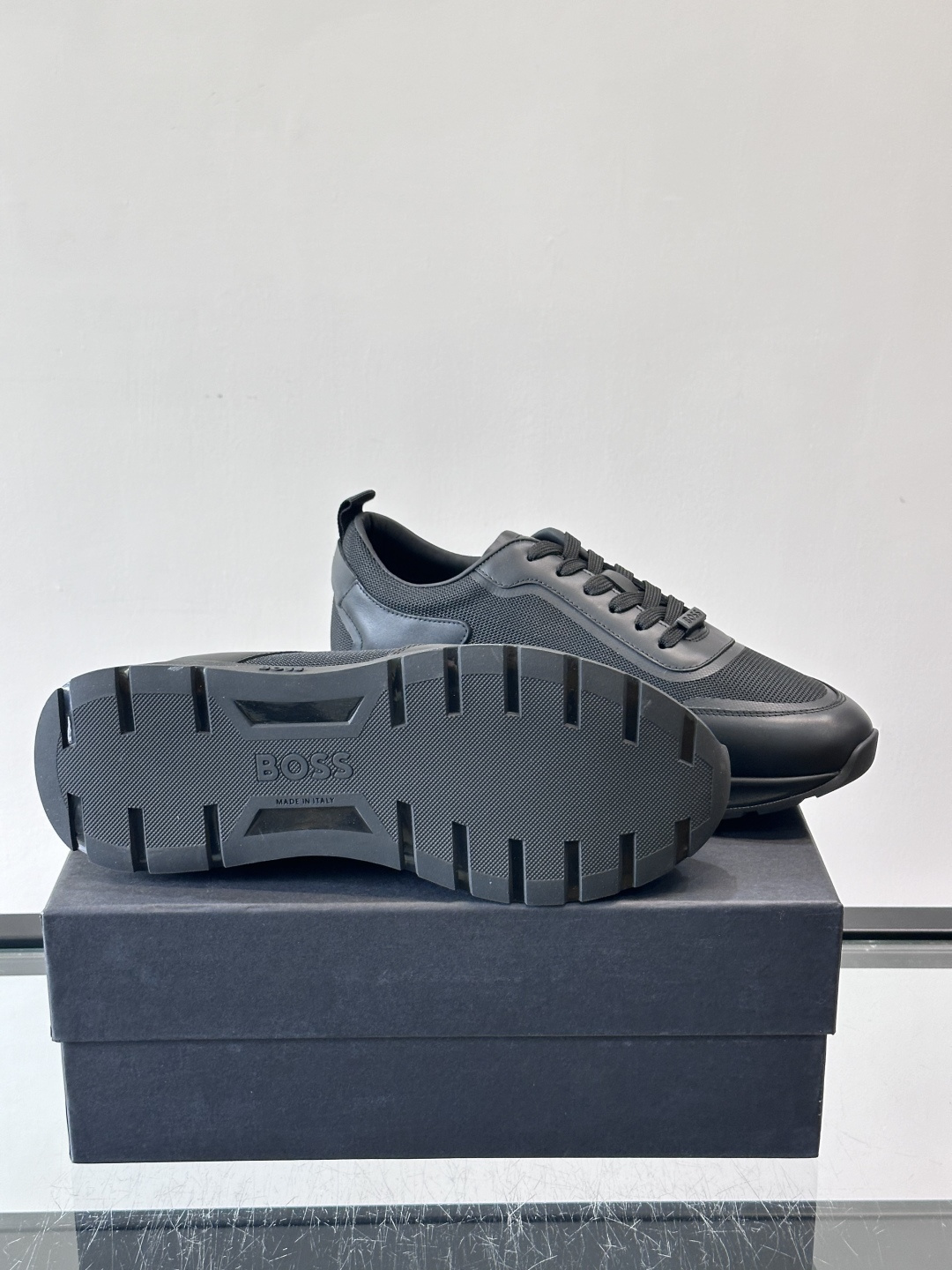 BOSS男士拼接运动鞋，网布➕皮革拼接，透气又有支撑力！白色橡胶鞋底，耐磨抓地力强，日常穿搭或轻运动都O