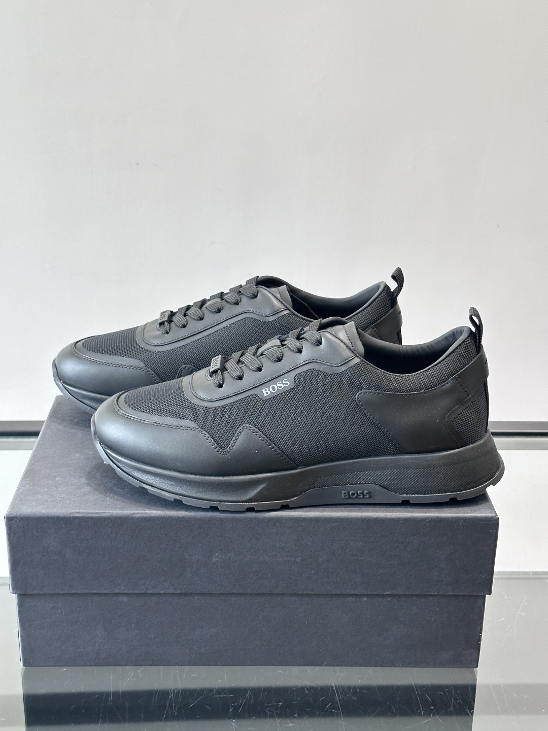 BOSS男士拼接运动鞋，网布➕皮革拼接，透气又有支撑力！白色橡胶鞋底，耐磨抓地力强，日常穿搭或轻运动都O