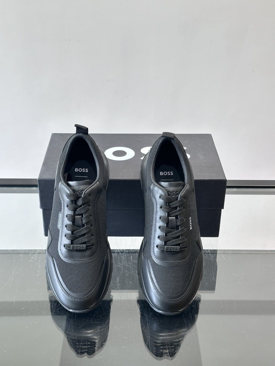 BOSS男士拼接运动鞋，网布➕皮革拼接，透气又有支撑力！白色橡胶鞋底，耐磨抓地力强，日常穿搭或轻运动都O
