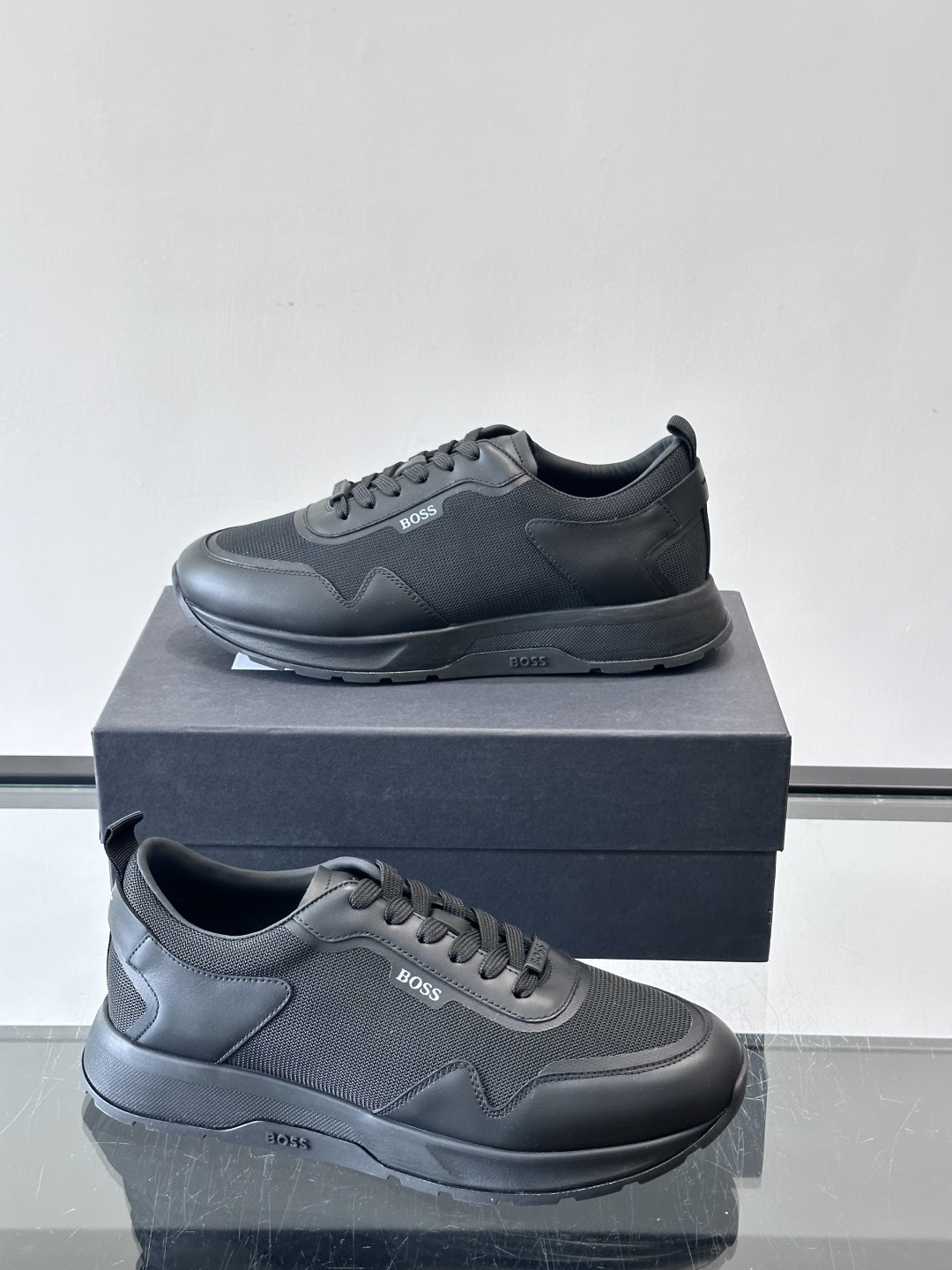 BOSS男士拼接运动鞋，网布➕皮革拼接，透气又有支撑力！白色橡胶鞋底，耐磨抓地力强，日常穿搭或轻运动都O