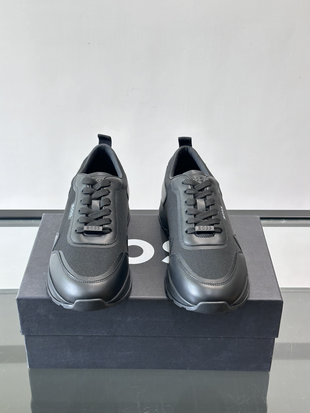 BOSS男士拼接运动鞋，网布➕皮革拼接，透气又有支撑力！白色橡胶鞋底，耐磨抓地力强，日常穿搭或轻运动都O