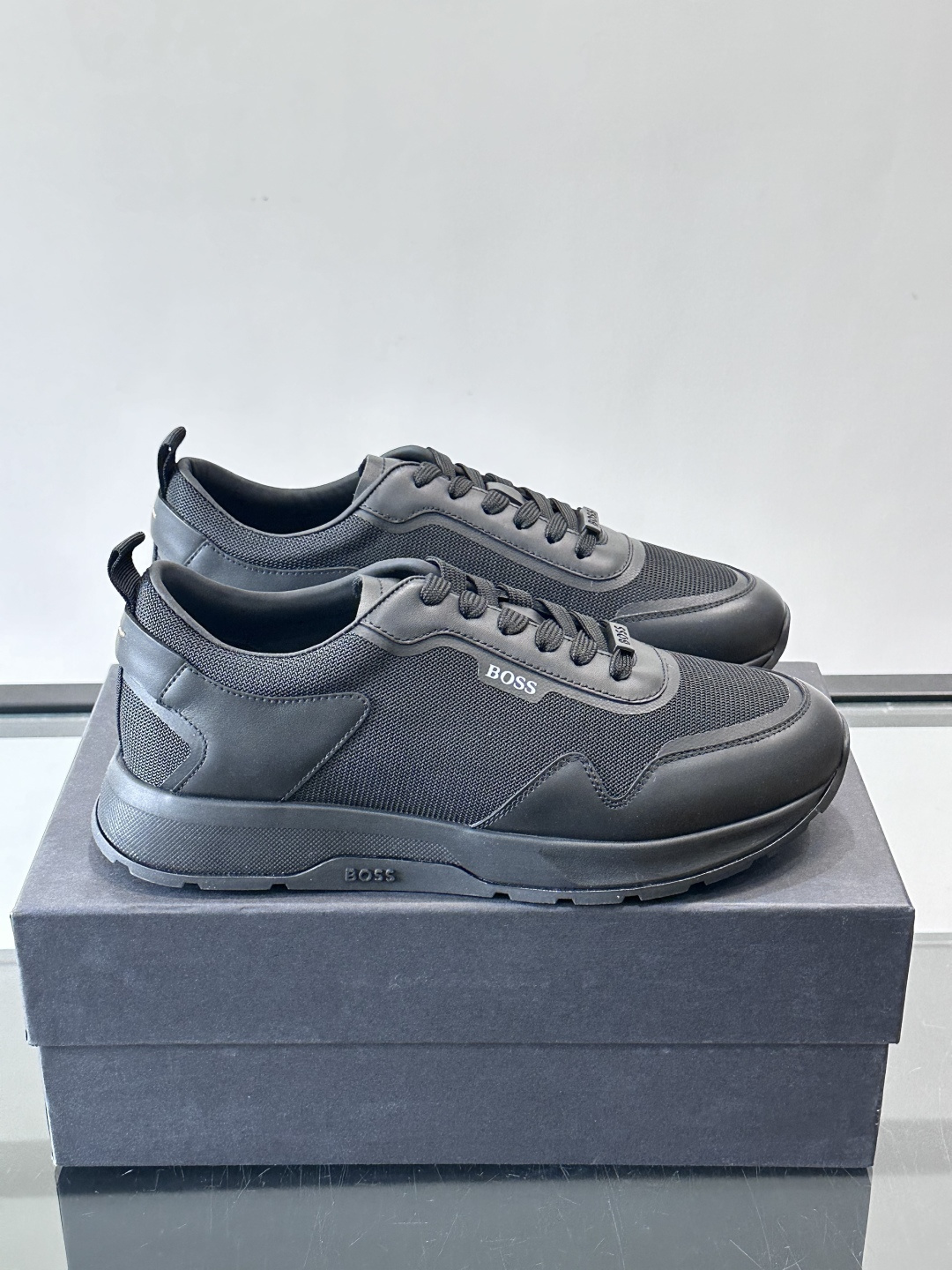 BOSS男士拼接运动鞋，网布➕皮革拼接，透气又有支撑力！白色橡胶鞋底，耐磨抓地力强，日常穿搭或轻运动都O