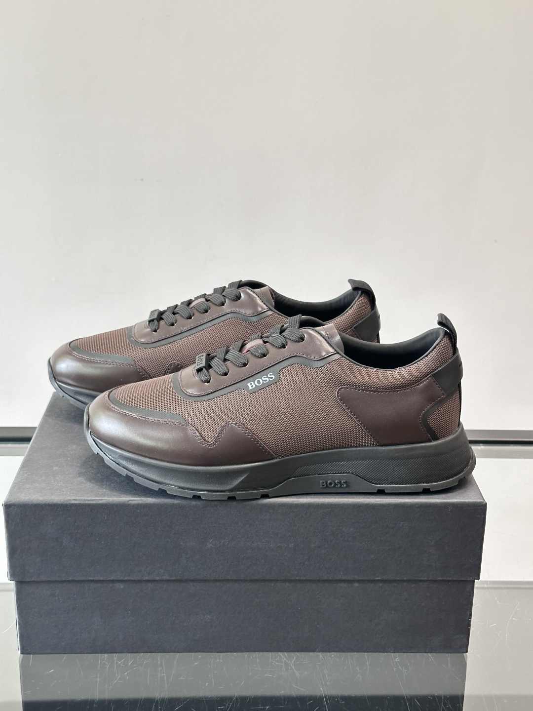 BOSS男士拼接运动鞋，网布➕皮革拼接，透气又有支撑力！白色橡胶鞋底，耐磨抓地力强，日常穿搭或轻运动都O