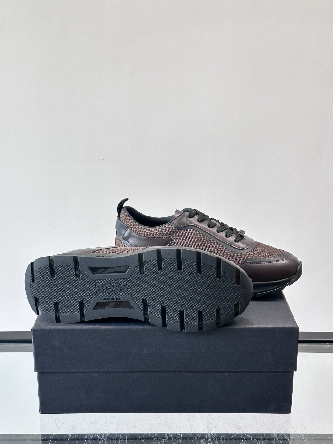 BOSS男士拼接运动鞋，网布➕皮革拼接，透气又有支撑力！白色橡胶鞋底，耐磨抓地力强，日常穿搭或轻运动都O