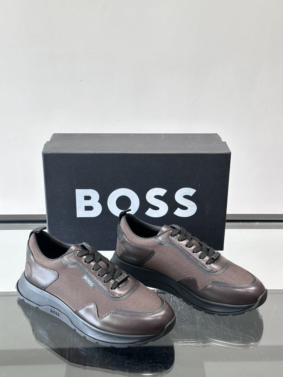 BOSS男士拼接运动鞋，网布➕皮革拼接，透气又有支撑力！白色橡胶鞋底，耐磨抓地力强，日常穿搭或轻运动都O