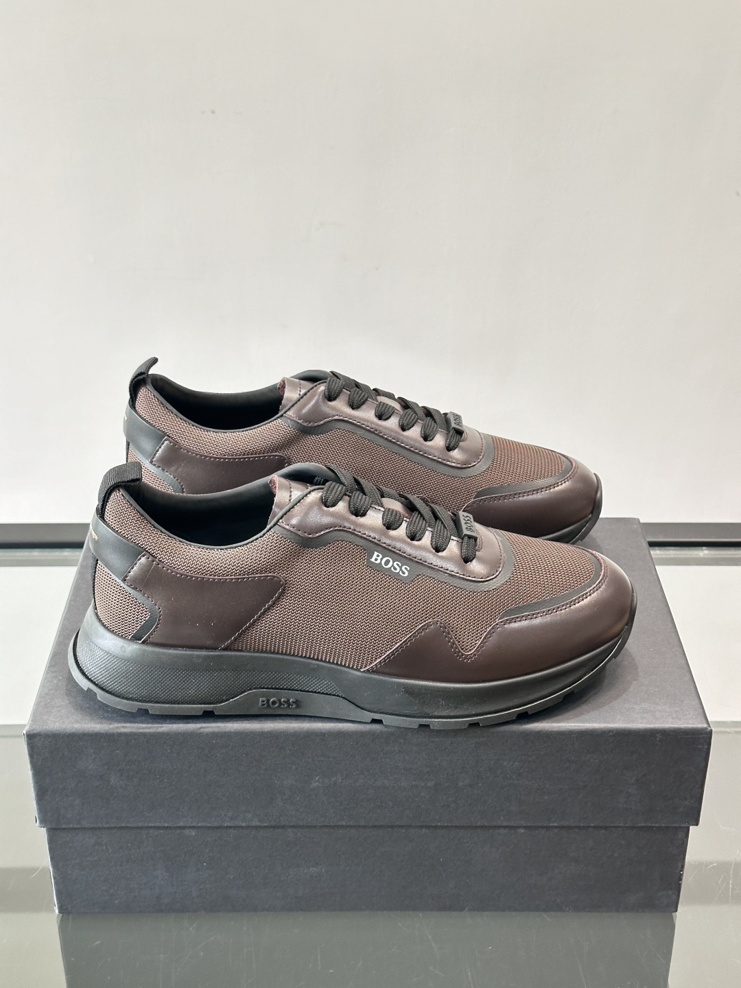 BOSS男士拼接运动鞋，网布➕皮革拼接，透气又有支撑力！白色橡胶鞋底，耐磨抓地力强，日常穿搭或轻运动都O