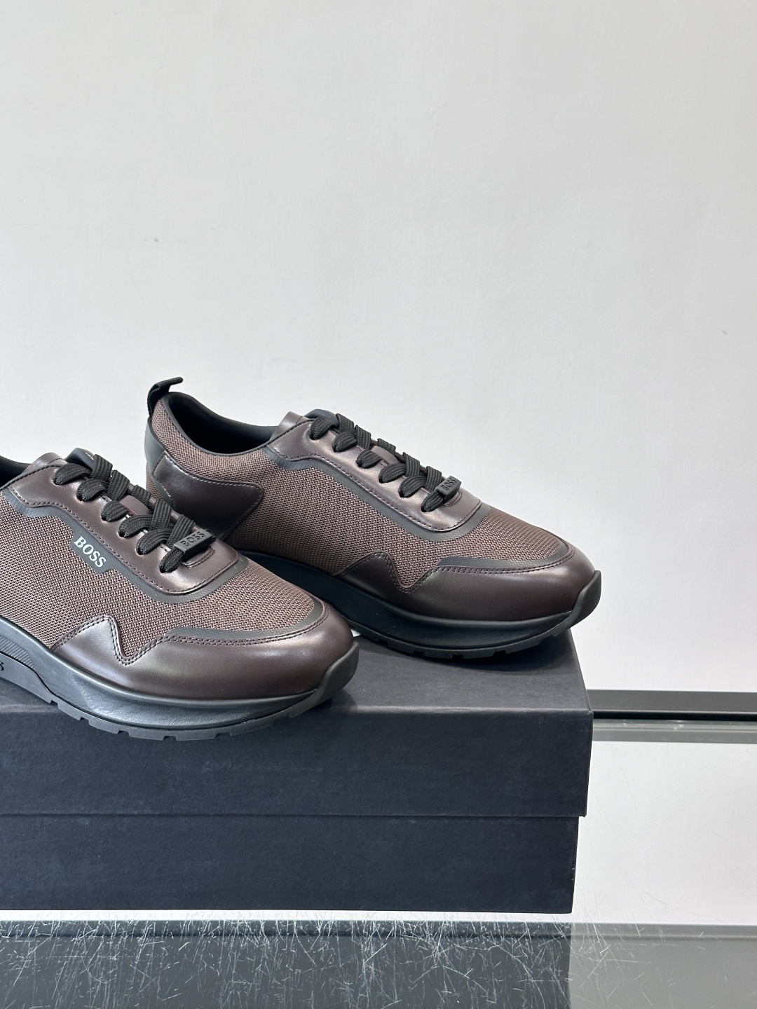 BOSS男士拼接运动鞋，网布➕皮革拼接，透气又有支撑力！白色橡胶鞋底，耐磨抓地力强，日常穿搭或轻运动都O