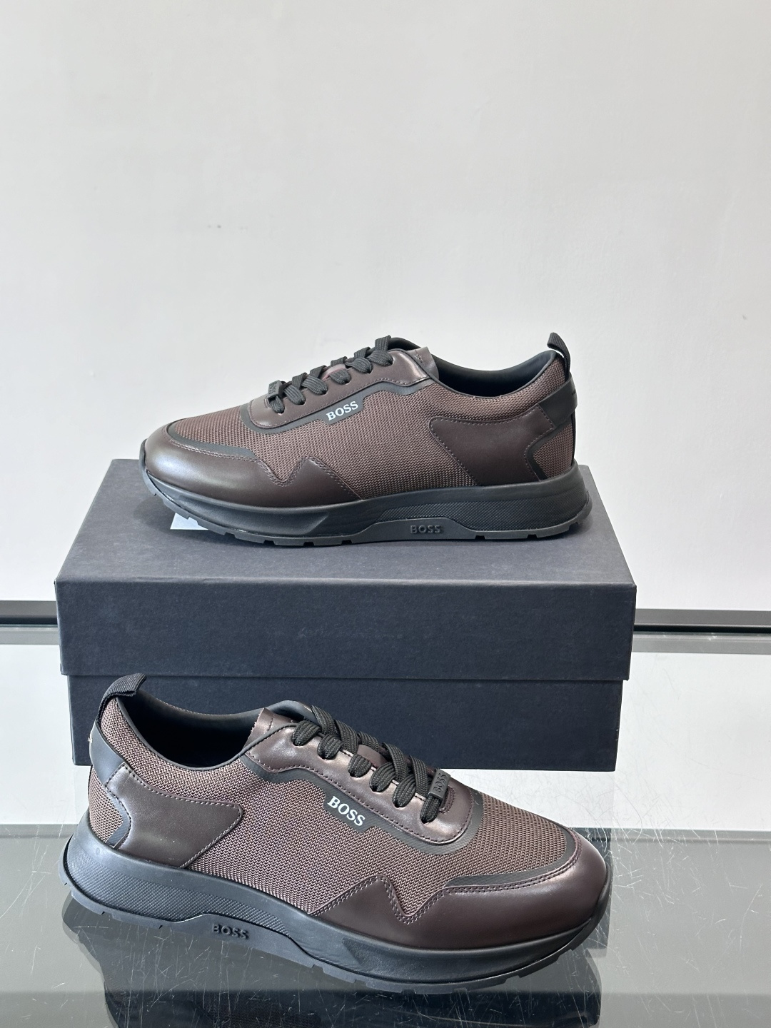 BOSS男士拼接运动鞋，网布➕皮革拼接，透气又有支撑力！白色橡胶鞋底，耐磨抓地力强，日常穿搭或轻运动都O