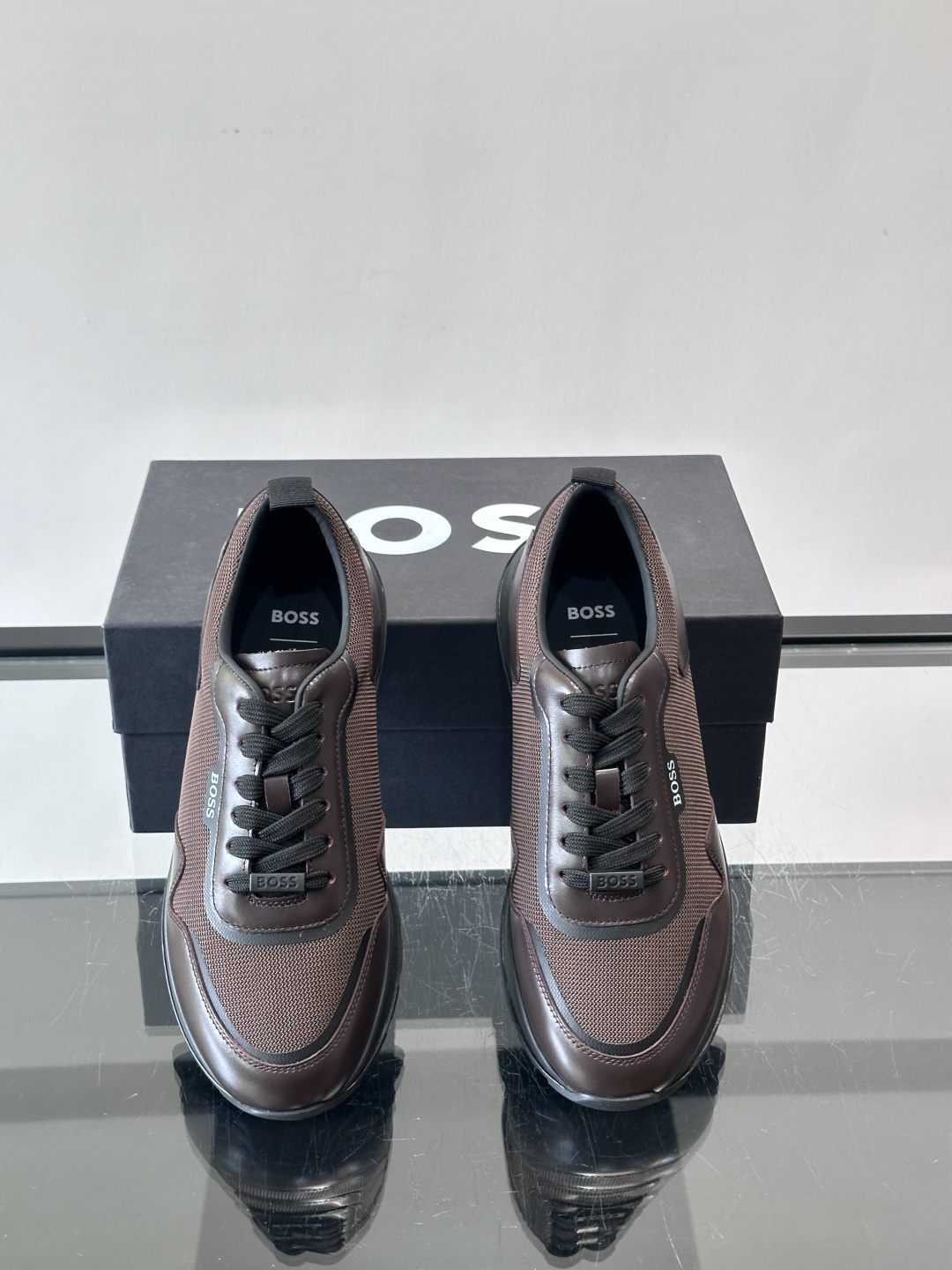 BOSS男士拼接运动鞋，网布➕皮革拼接，透气又有支撑力！白色橡胶鞋底，耐磨抓地力强，日常穿搭或轻运动都O