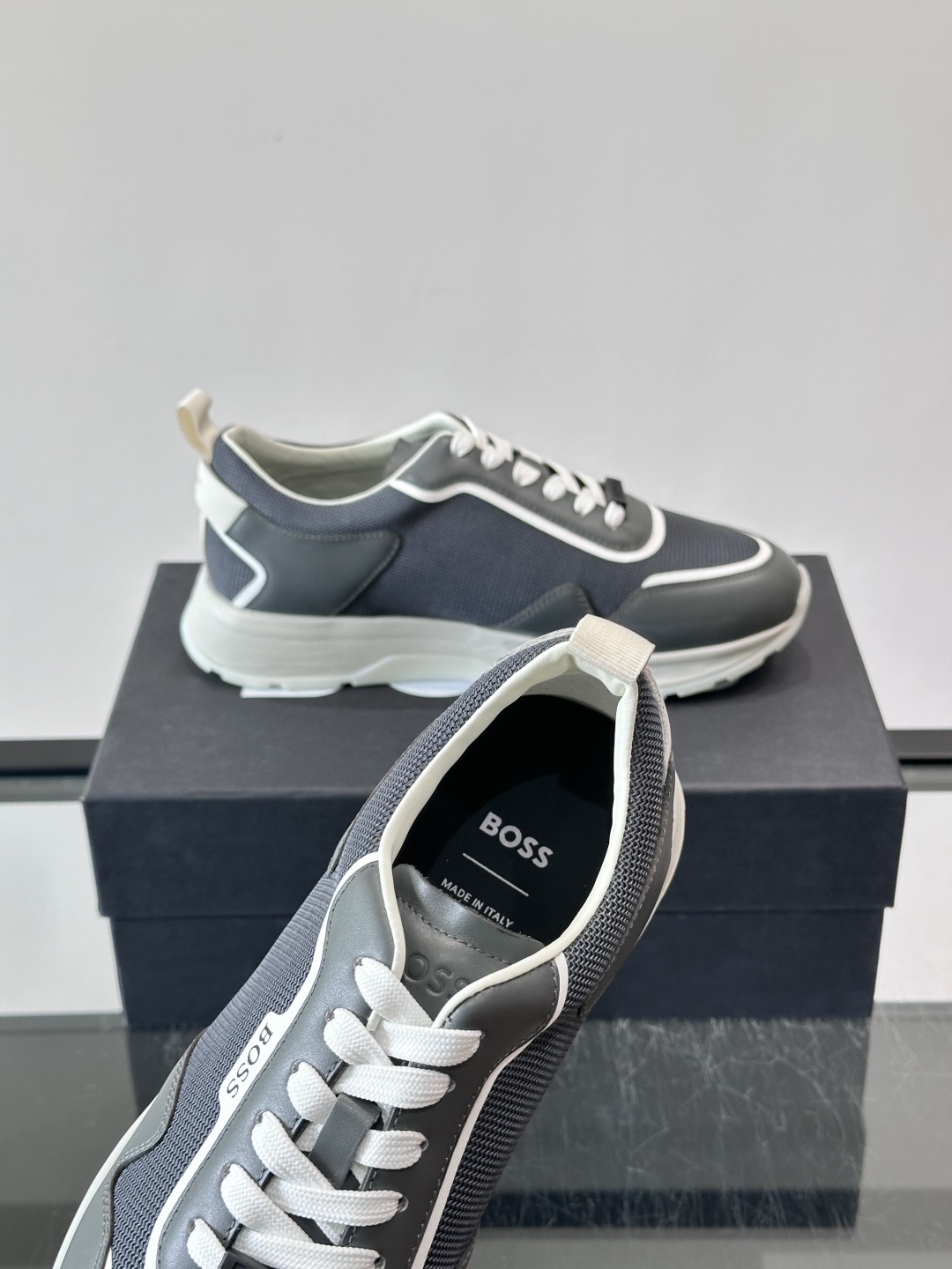 BOSS男士拼接运动鞋，网布➕皮革拼接，透气又有支撑力！白色橡胶鞋底，耐磨抓地力强，日常穿搭或轻运动都O