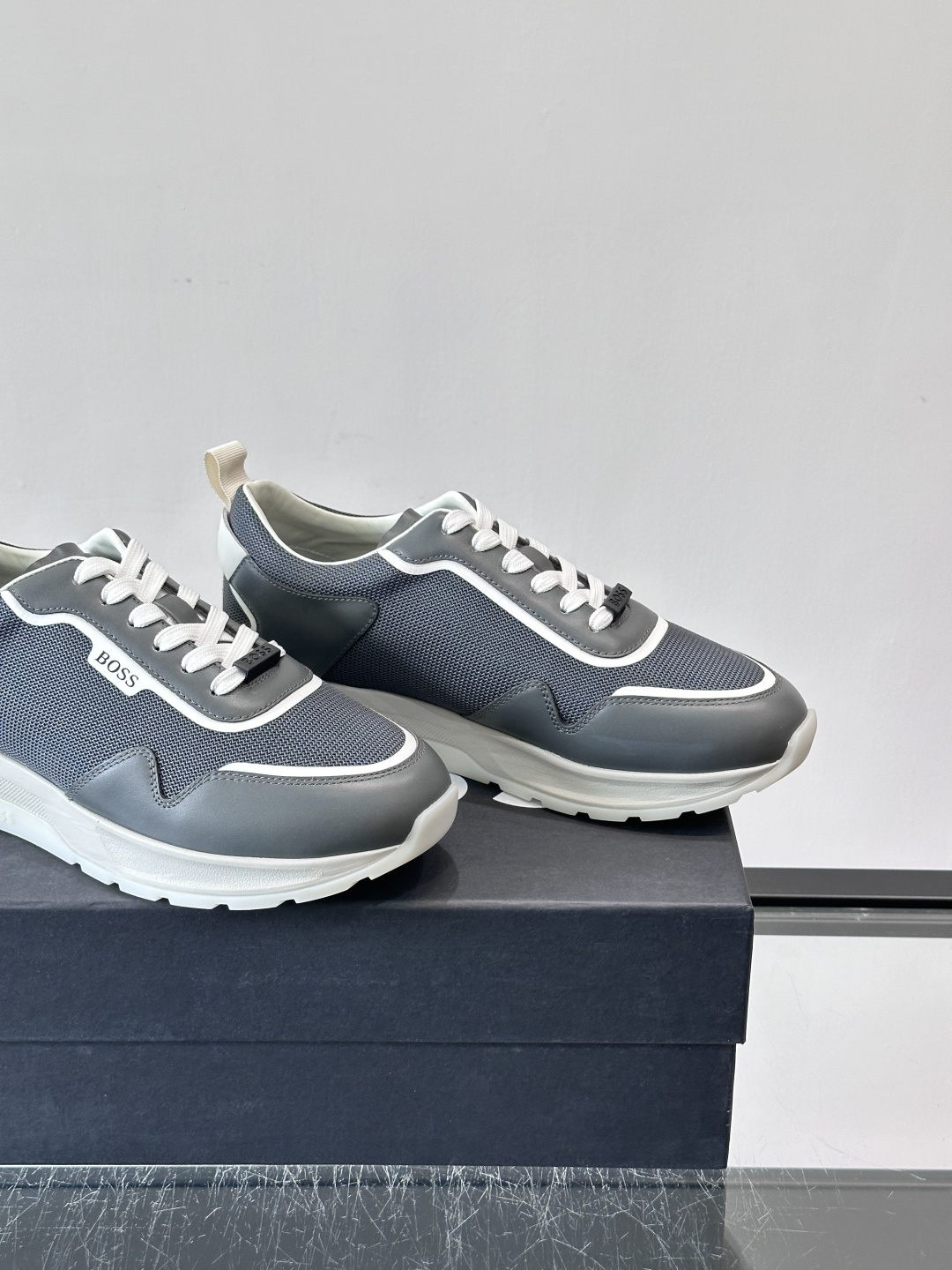 BOSS男士拼接运动鞋，网布➕皮革拼接，透气又有支撑力！白色橡胶鞋底，耐磨抓地力强，日常穿搭或轻运动都O