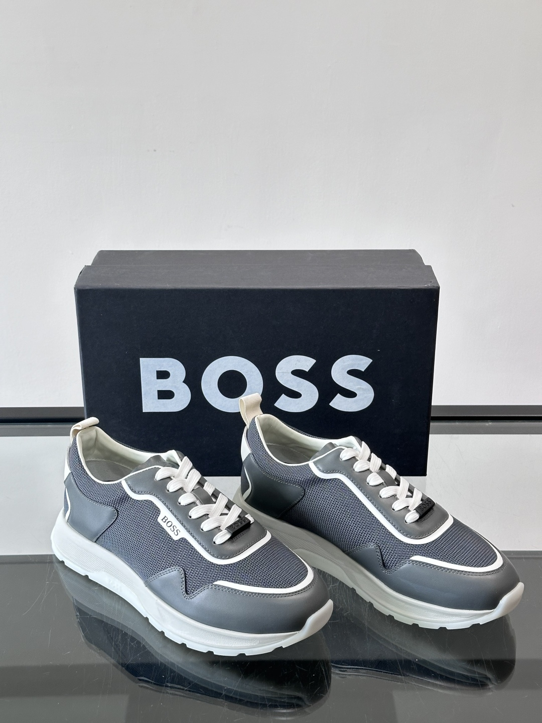 BOSS男士拼接运动鞋，网布➕皮革拼接，透气又有支撑力！白色橡胶鞋底，耐磨抓地力强，日常穿搭或轻运动都O