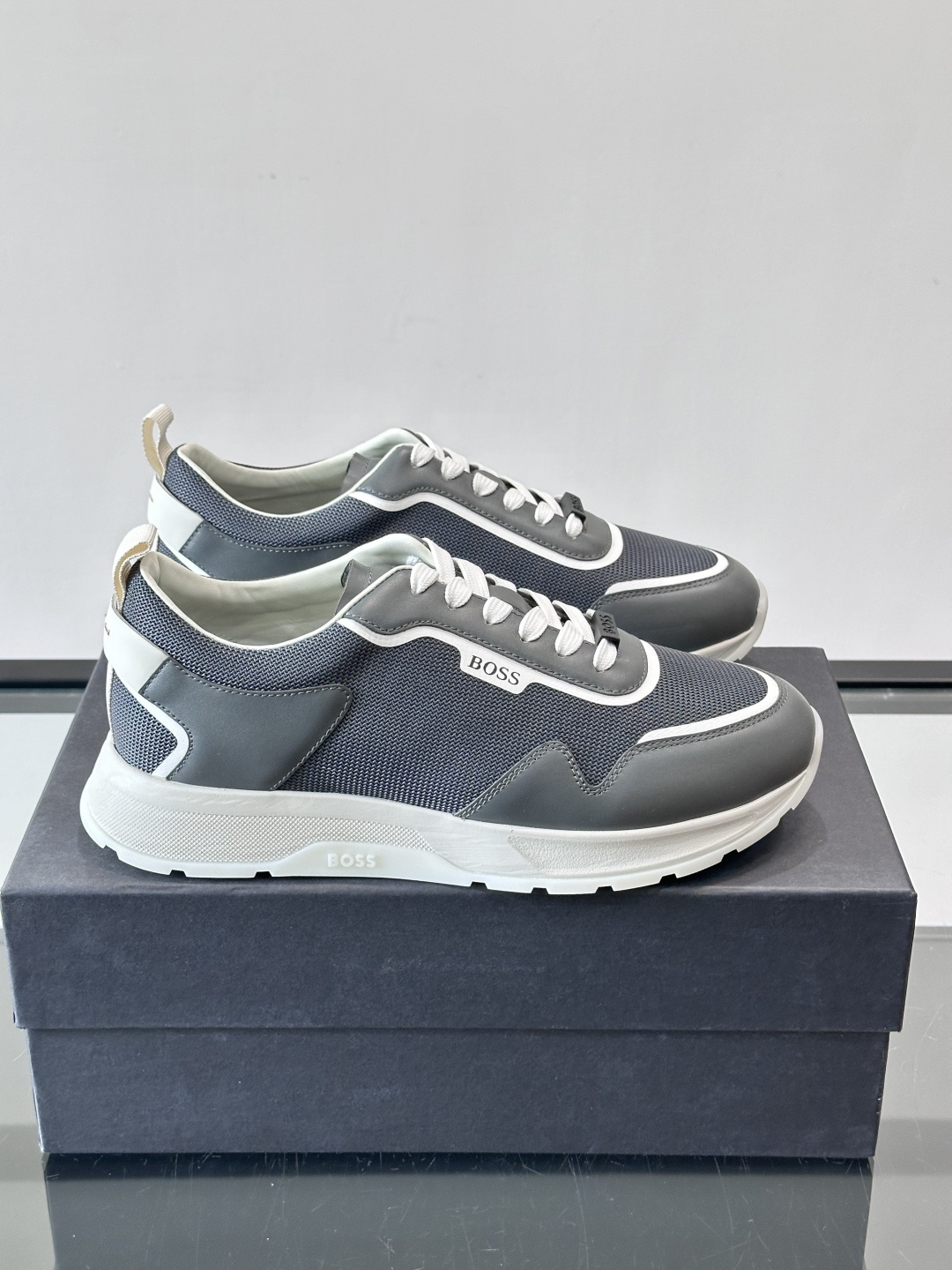 BOSS男士拼接运动鞋，网布➕皮革拼接，透气又有支撑力！白色橡胶鞋底，耐磨抓地力强，日常穿搭或轻运动都O