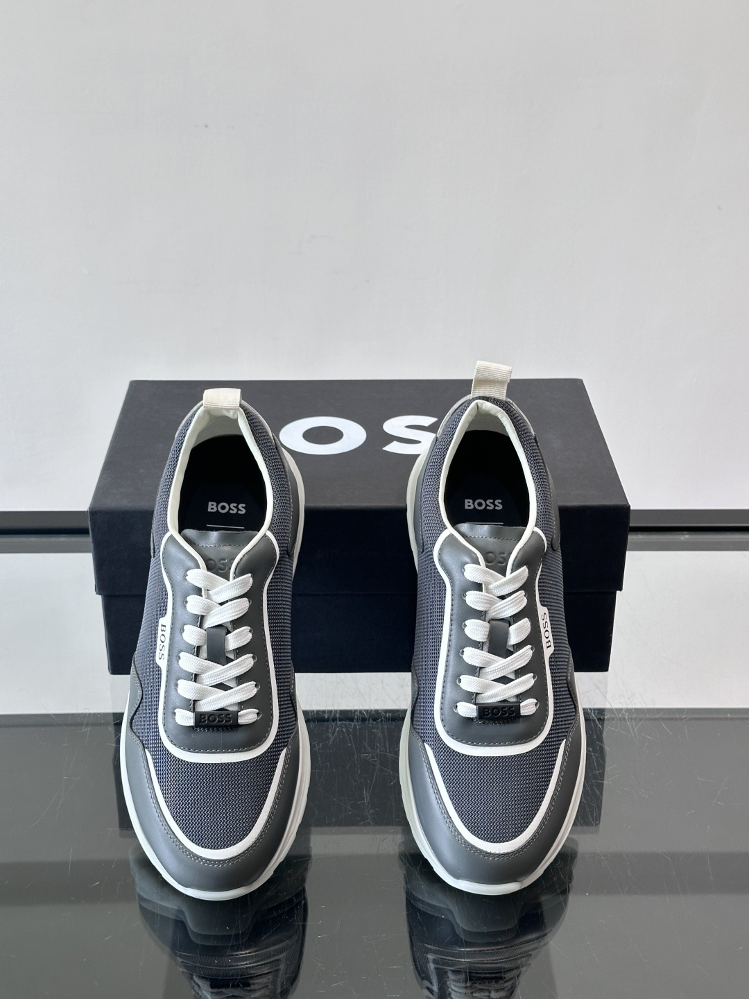 BOSS男士拼接运动鞋，网布➕皮革拼接，透气又有支撑力！白色橡胶鞋底，耐磨抓地力强，日常穿搭或轻运动都O