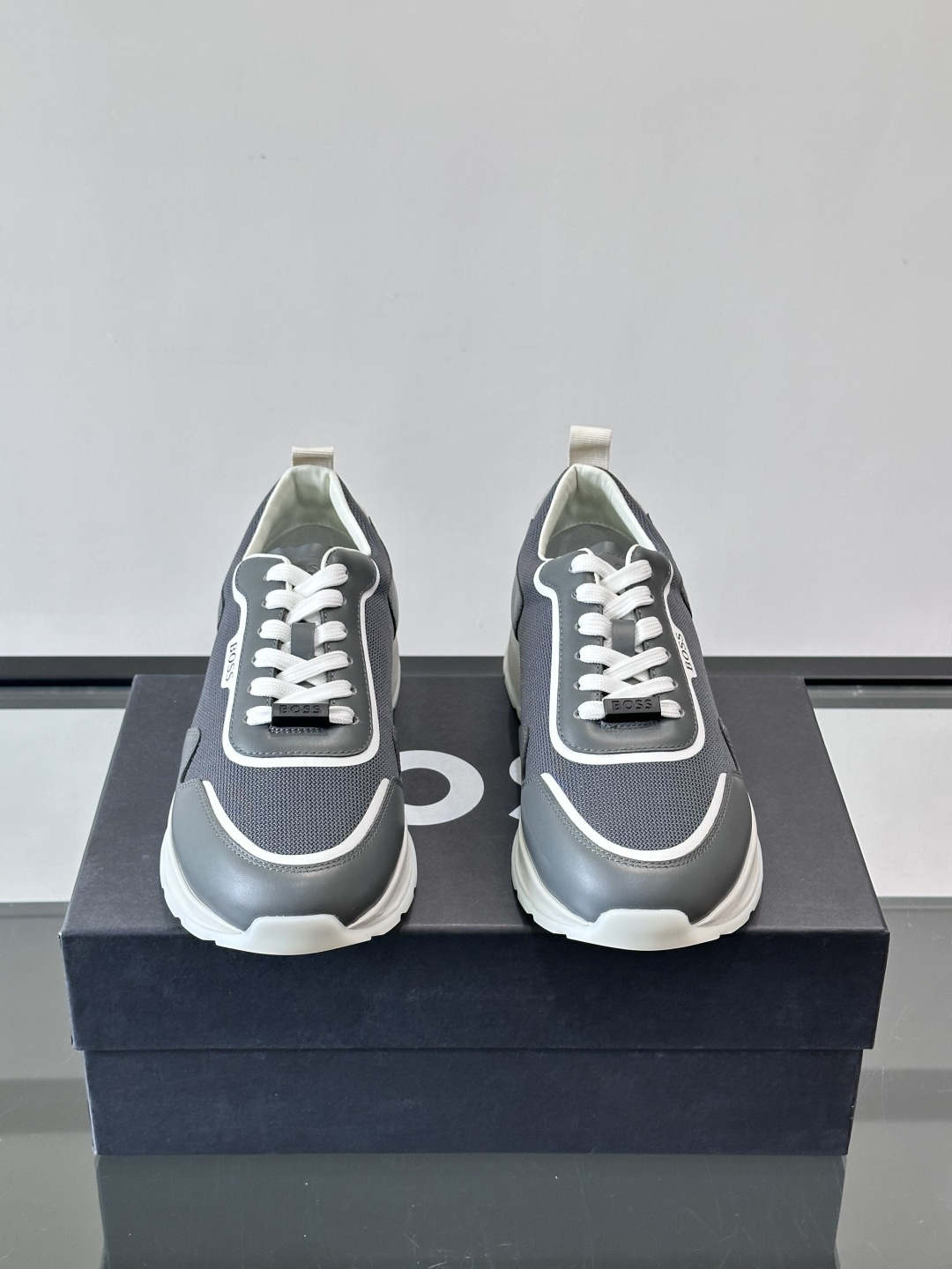 BOSS男士拼接运动鞋，网布➕皮革拼接，透气又有支撑力！白色橡胶鞋底，耐磨抓地力强，日常穿搭或轻运动都O
