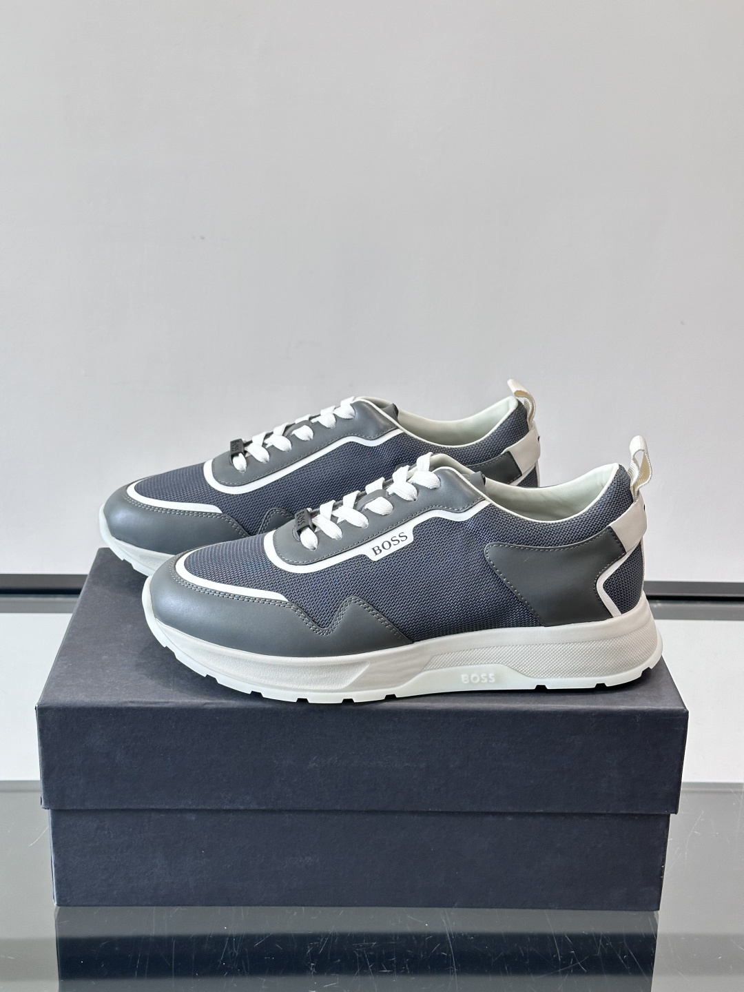 BOSS男士拼接运动鞋，网布➕皮革拼接，透气又有支撑力！白色橡胶鞋底，耐磨抓地力强，日常穿搭或轻运动都O