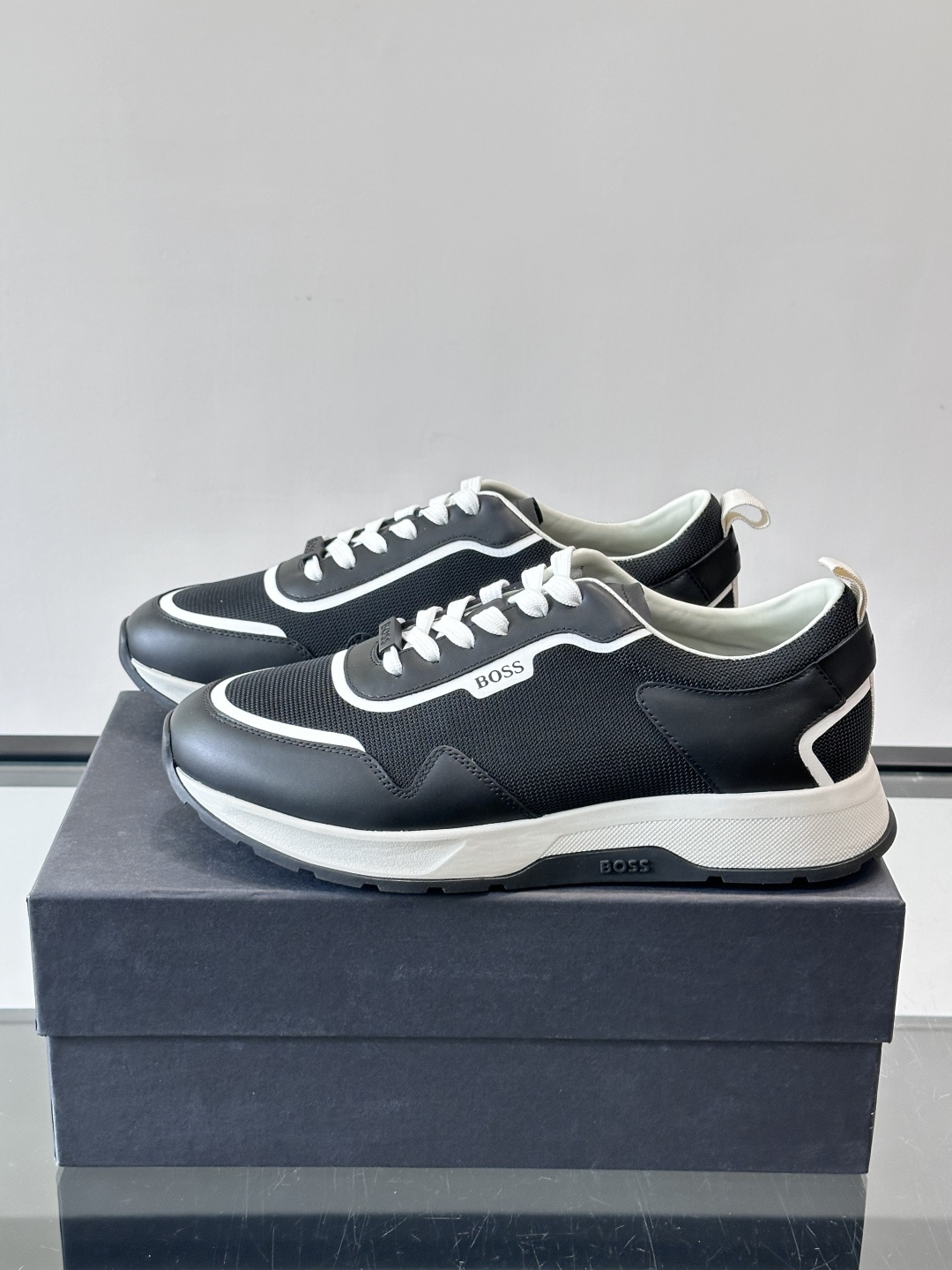 BOSS男士拼接运动鞋，网布➕皮革拼接，透气又有支撑力！白色橡胶鞋底，耐磨抓地力强，日常穿搭或轻运动都O