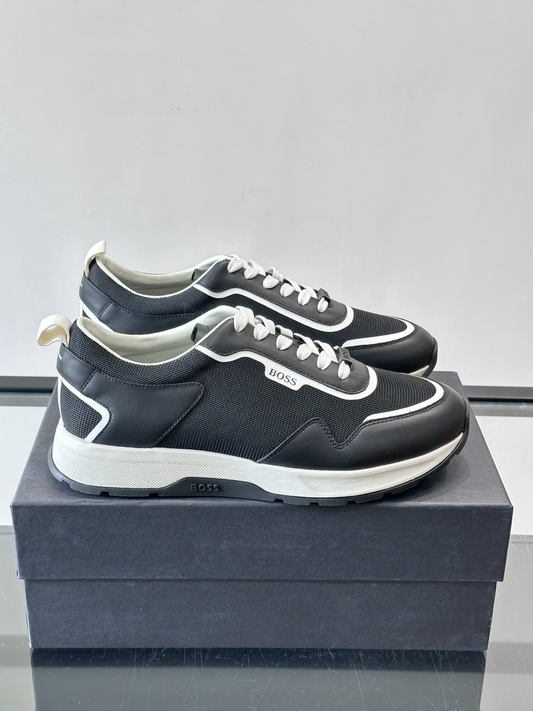 BOSS男士拼接运动鞋，网布➕皮革拼接，透气又有支撑力！白色橡胶鞋底，耐磨抓地力强，日常穿搭或轻运动都O