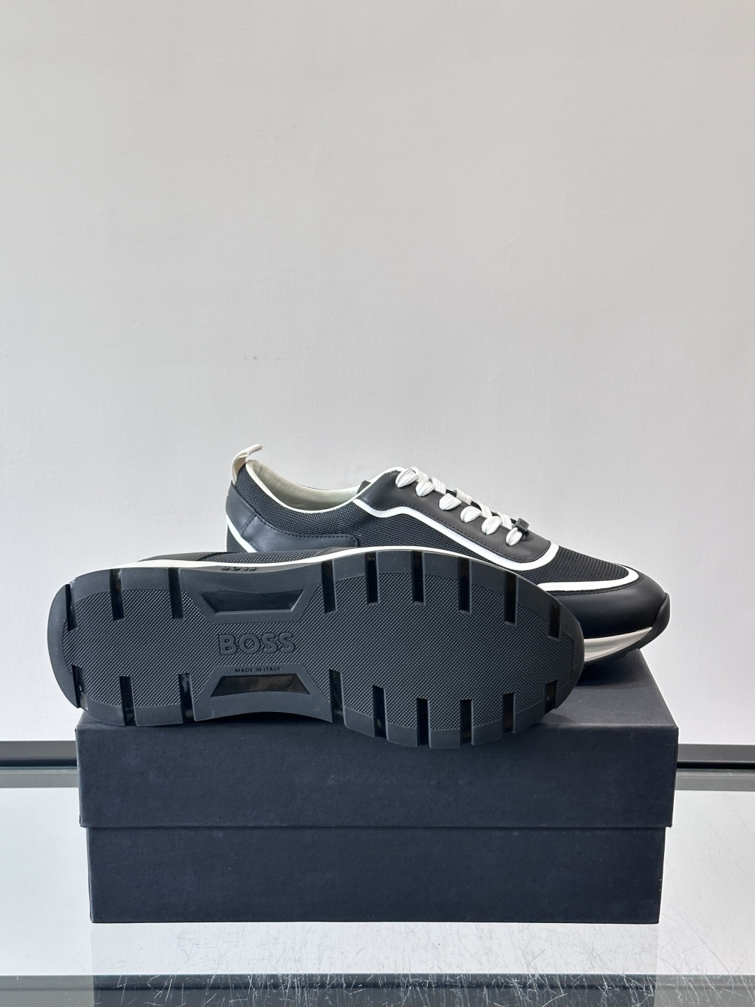 BOSS男士拼接运动鞋，网布➕皮革拼接，透气又有支撑力！白色橡胶鞋底，耐磨抓地力强，日常穿搭或轻运动都O