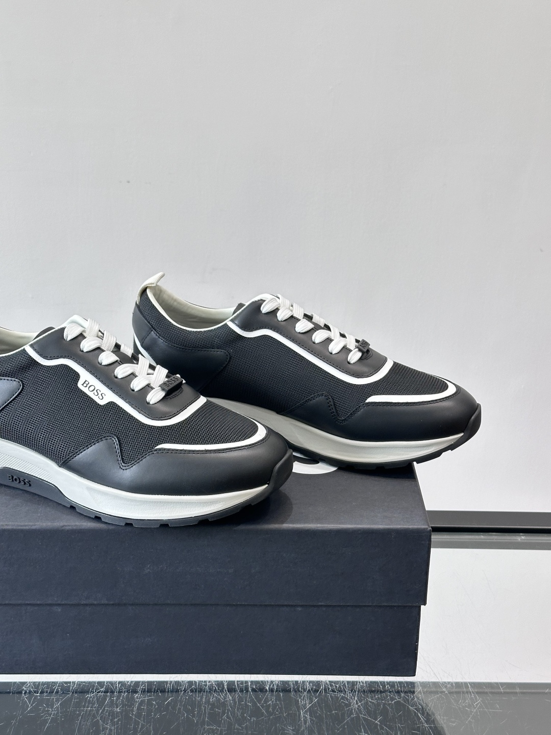 BOSS男士拼接运动鞋，网布➕皮革拼接，透气又有支撑力！白色橡胶鞋底，耐磨抓地力强，日常穿搭或轻运动都O
